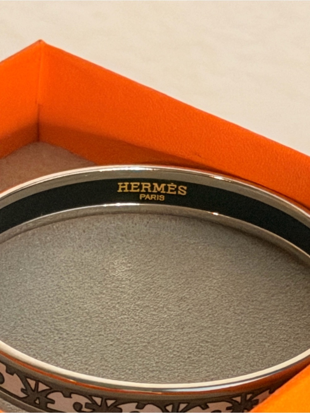 Hermès White and Silver Patterned Enamel Bangle - Picture 6 of 6